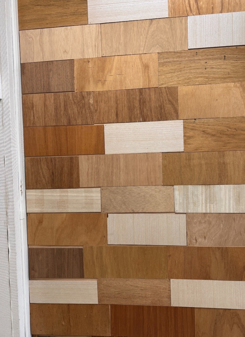 飾りのない木の壁